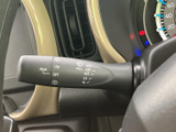 レバー上に操作内容が表示されており、運転席から確認しやすい配置です。前後のワイパーに関する表示もまとまり、雨の日など天候に合わせて扱いやすい設計です。