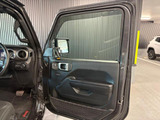 運転席側のドアパネルでございます。