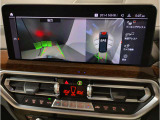 【ⅰドライブナビゲーション】文字情報も鮮明に表示する高解像度カラーディスプレイを採用。視認性に優れた地図デザインと特徴的な建造物を目印にした描写表示で現在位置を把握できます。地図データの更新も可能です