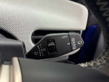 MINIの運転席操作部は、中央に構えるディスプレイが最大の特徴です。航空機を思わせるトグルスイッチなど、直感的で遊び心のあるメカニカルな操作感が、ゴーカートのような走りの高揚感を高めます。