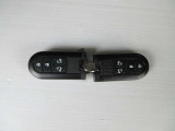 スマートキーが2個あると家族で共有でき、自宅駐車場での入替えや旅行の時などにとっても便利です。
