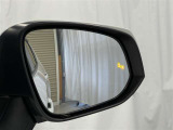 隣車線を走る車両をレーダーで検知し、ドアミラーでは確認しにくい後側方エリアに存在する車両に加え、急接近してくる車両も検知します。車両を検知するとドアミラーに搭載されたLEDインジケーターが点灯します。