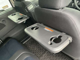 【後席専用テーブル】  ドリンクホルダー付きのテーブルが付いておりますので、遠方へのお出かけの際には大活躍ですね。