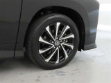 装着タイヤサイズは、205/55R17です。純正アルミホイールを装着しております。