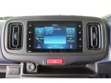 メーカーオプションのバックアイカメラ付ディスプレイオーディオ装着車です。スマホ連携機能、Bluetoothにも対応しています。