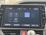 画面からラジオやテレビ、Bluetoothなどのソースを選べるメニューを表示。項目が整理されており、使いたい音源を見つけやすく、日常の操作にも便利です。