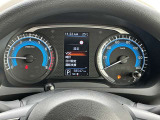 昼夜を問わず視認性に優れたファインビジョンメーター採用、各種の車両情報や航続可能距離・燃費情報なども表示する4.2インチ液晶ドライブアシストディスプレイ搭載です。