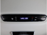 ルーフにあるエアコンスイッチで後部座席の温度調節が可能!快適にすごせますよ♪