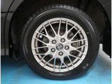 【タイヤ】スタッドレスタイヤです。タイヤの残量は8mmです。ご納車前に点検・空気圧調整もさせて頂きますので、ご安心下さい。