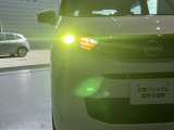 夜間走行の様々な局面に対し、LEDヘッドランプで視認性をしっかり確保。ハロゲンヘッドランプのおおよそ2倍の光量で、広範囲に明るくドライバーをサポートしてくれます。