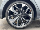 Audiは多様なホイールデザインを提供しており、スポークの形状やサイズ、仕上げ(ポリッシュド、マット、ブラックなど)によって選択肢が豊富です。