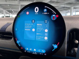 デジタルスピードメーター、航空機のコックピット操作箇所と同じ配色で目が疲れにくいように設計されてます。