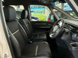 運転席の画像です。足元やシートまわりに余裕があり、リラックスした姿勢で運転が可能です。視界も良好で操作系へのアクセスもしやすく、快適で安心感のあるドライブをサポートします。