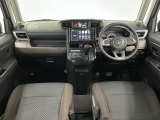 【インパネ】運転のしやすさを最優先に設計された見晴らしの良いフロントビュー。車両間隔が掴みやすく狭い道でも安心♪「安全」と「品質」を最優先に、安心してお乗りいただけるクルマを提供いたします。
