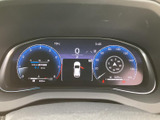速度や走行情報などをひと目で確認できる表示構成で、中央にも車両情報が表示されます。必要な情報を運転席から把握しやすく、日々の運転をサポートします。