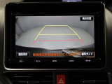 バックモニター装着車は後退時の強い味方です♪車庫入れや縦列駐車の際、後退操作の参考になるガイドラインをナビ画面に表示します。