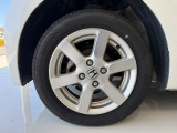 純正アルミホイールです。タイヤサイズは、155/65R14です。