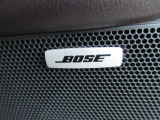 BOSEサウンドシステムを搭載。「良い音を出す」ではなく、その車種のごとに特徴を計算(車種専用設計)し、「反響音」を作り出すことによってどの座席でも自分中心で音が聴こえ、「心地よい空間」を作り出します。