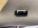 お持ちいただくだけでドアロックの開け閉めからエンジン始動までできちゃう賢く便利なスマートキーを装備!もうバッグやポケットからキーを出さなくても大丈夫ですよ