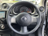 手になじみやすい丸型の形状で、運転姿勢に合わせて握りやすい印象です。メーターを囲む位置に配され、前方を見ながら自然に操作できる、毎日の運転に欠かせない装備です。