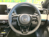 【ホンダセンシング】走行中に前方の車両等を認識し、衝突しそうな時は警報とブレーキで衝突回避と被害軽減をアシスト。より安全にドライブをお楽しみいただけます。