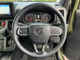 手元に複数のスイッチがまとまり、運転姿勢を保ちながら必要な操作を行いやすい配置です。メーター類も正面に収まり、走行中に視線を大きく移さず情報を確認しやすくなっています。