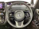 ハンドルにHondaセンシング系のクルーズコントロールやレーンキープアシストなどのスイッチと、オーディオの操作スイッチが装備されています。ハンドルから手を離さず安全に操作できます。