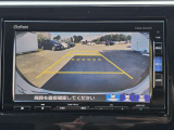 駐車時の安全確認をサポートするバックカメラも使用できます。インターナビで様々な情報を得ることもできます。