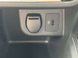 USBソケットを装備。携帯電話などを充電できます。