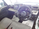 視界や操作まわりを確認しやすい運転席です。