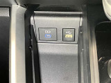 メディアプレーヤー接続ポート・充電ポートです。