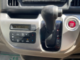 【オートエアコン】一度お好みの温度に設定すれば、車内の温度を検知し風量や温度を自動で調整!