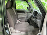 運転席まわりは座面や背もたれの形が分かりやすく、乗り込んだ際に落ち着いて過ごせる空間です。前方の視界も広く、助手席との距離感にもゆとりを感じられます。毎日の移動にも心地よくお使いいただけます。