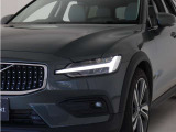 ひときわ印象的なT字型のLEDヘッドライトは、新世代のボルボを象徴するユニークなアイコンとなっています。LEDデイタイム・ランニング・ライトやポジションライト、ウインカーの役割も果たします。