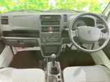 運転席まわりはメーターや空調操作部が中央にまとまり、必要な情報を確認しやすい配置です。座面と背もたれには柄入りの表皮を採用し、前方を見渡しやすい視界も備えています。