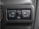 【両側電動スライドドア】ボタンを押すだけでスライドドアの開閉が可能。もちろんキーからの操作も可能。お子様を抱いている時・両手いっぱいの荷物を持ってる時など非常に役立ちます。