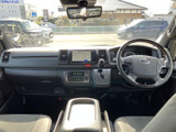 運転席まわりは前方の視界が広く、メーターや中央の画面も見渡しやすい配置です。左右の座席には肘掛けが備わり、乗り降りの多い日常でも落ち着いて過ごせます。