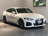 BMWらしい精悍なフロントフェイスと、電気自動車ならではの先進性が融合したi4。アルピン・ホワイトの清潔感が、スポーティなフォルムをいっそう際立たせます。