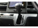 インパネシフトだから視線の移動も少なく足元もスッキリ♪運転席もゆったりしているのでゆとりを持ってドライブできますね!