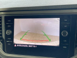 ギアをリバースに入れると車両後方の映像を映し出します。画面にはガイドラインが表示され、車庫入れや縦列駐車などの際に安全確認をサポートします。