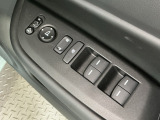 運転席のスイッチで全てのウィンドウの開閉操作を行うことができます。ロックボタンをONにしておくと、運転席以外のウィンドウは作動しないのでお子様を乗せているときなども安心ですね♪