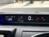 速度やシフト位置などの情報が前方の表示部にまとまり、運転中に必要な内容を確認しやすい配置です。表示がすっきりしており、日常の運転を支える実用的な装備です。