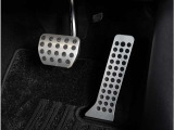 【オルガン式アクセルペダル】人間工学に基づいてオルガン式アクセルペダルを採用しております。運転時の疲労を軽減し、とっさのときの踏み間違いも起きにくくなります。