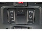 両側電動スライドドアはドアの直接操作以外にも運転席からのスイッチ操作やリモコン操作でも開閉が可能!狭い駐車場などでもドアの開閉が楽々・安心ですね!