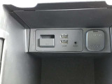電源ソケット USB が使用できます。