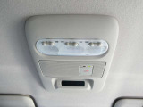 運転席の上に、手元を明るく照らすマップランプをご用意しております♪