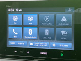 ラジオや電話、スマートフォン連携など、日常で使うメニューが画面にまとまっています。表示を見ながら必要な項目を選べるため、通勤やお出かけの際にも活用しやすい装備です。