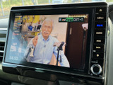 テレビ番組を画面で視聴でき、停車中の待ち時間も車内で過ごしやすくなります。画面には番組映像が表示され、同乗者とのお出かけ先での休憩時にも活用いただける装備です。