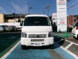 前方向からの風はもちろん、横方向からの風も上手に整流。高速道路やトンネルの出口などでの、横風によるふらつきをおさえます。
