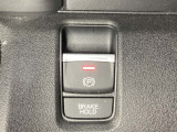 セレクトレバーの右に電子制御パーキングブレーキがあります。スイッチひとつで、停車した地点の傾斜などをシステムが検知・判断してブレーキ力を自動的に制御し、しっかり停車できるパーキングシステムです。